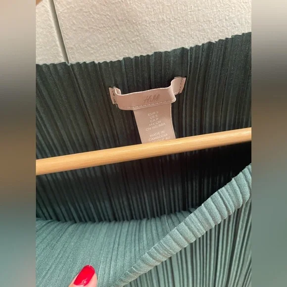 Emerald Pleated green top / NWOT - Picture 4 of 5